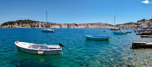 Panoramautsikt över havet och båtar på Mali Losinj bay — Stockfoto