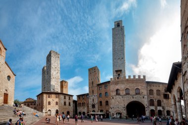 Piazza del Duomo'ya San Gimignano İtalya