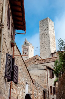 İkincil cadde görünümü ve tower San Gimignano adlı