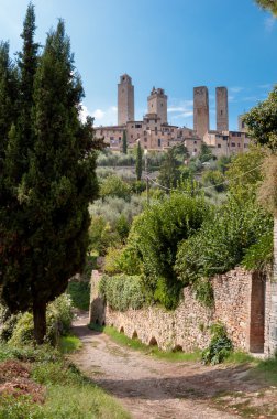 Kasaba ve dış duvarlar ve San Gimignano dikey yolda