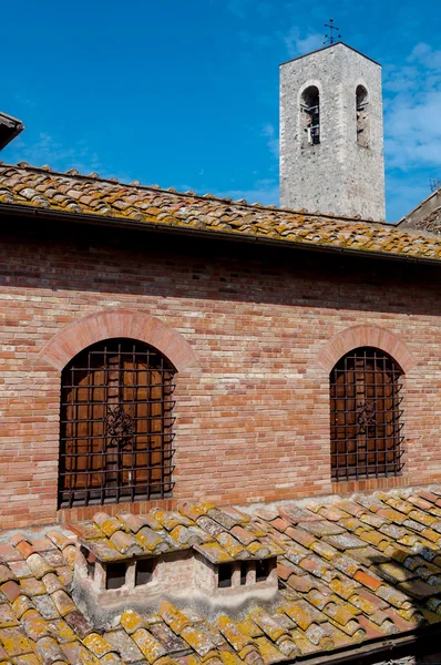 Bâtiments détails sur le toit et beffroi tour à San Gimignano — Photo