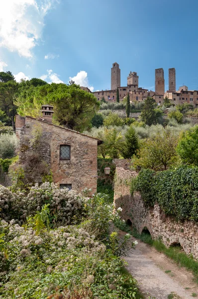 Ambiente natural e torres da cidade em San Gimignano — Fotografia de Stock