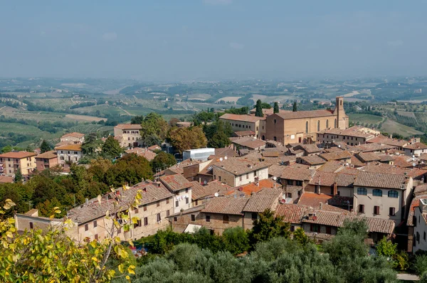Vue panoramique et église Sant Agostino à San Gimignano — Photo