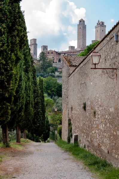 San Gimignano cidade e paredes externas e caminho — Fotografia de Stock