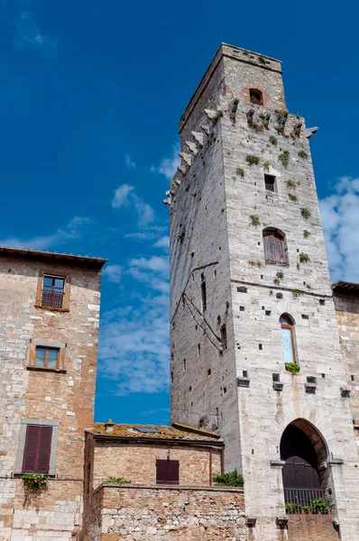 Torre del diavolo v Piazza della Cisterna v San Gimignano — Stock fotografie