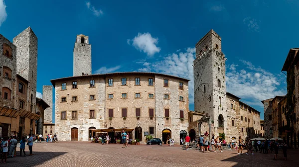 Touristen besuchen piazza dela cisterna san gimignano — Stockfoto