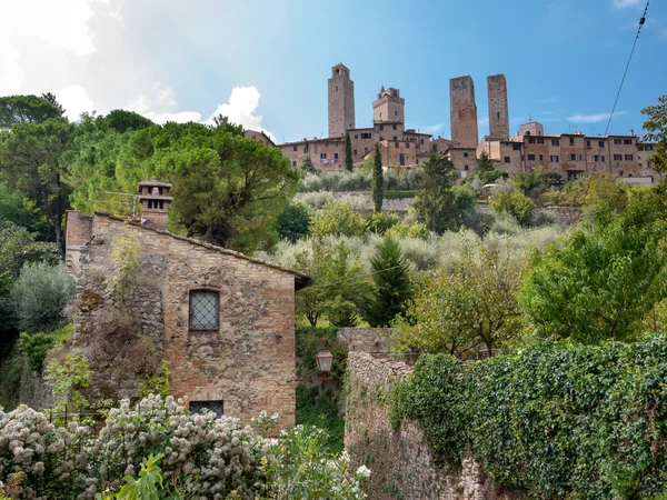 Environnement naturel et tours de ville horizontales à San Gimignano Photo De Stock