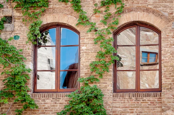 Två fönster på San Gimignano Royaltyfria Stockbilder