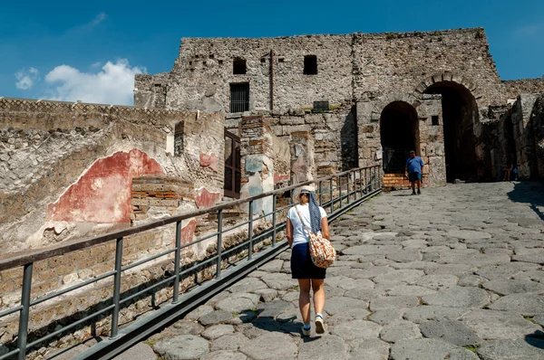 Murallas exteriores y entrada de famosas ruinas antiguas de Pompeya , — Foto de Stock