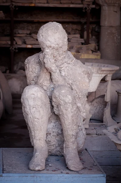 Forma de ciudadano de Pompeya que quedó atrapado en las cenizas. Po. — Foto de Stock