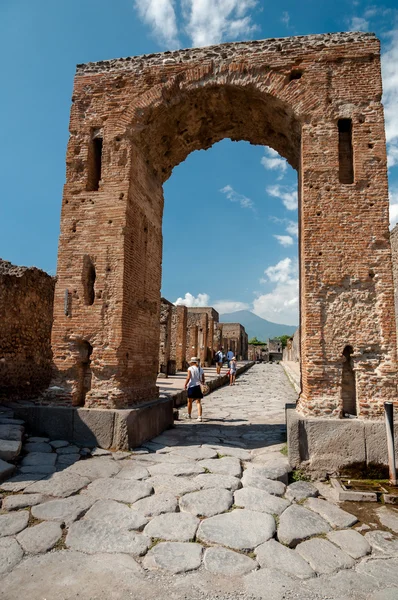 Stone street and remains of arc in Pompeii Italy. Pompei was des — Stock Photo, Image