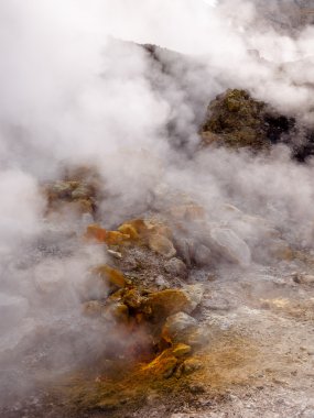 Etkin vulcano Solfatara içinde Fumarole ve sarı taşlar