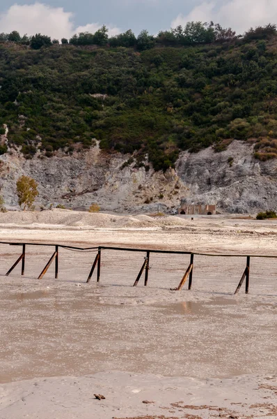 Boiling mud lake inside active vulcano Solfatara di Pozzuoli — Stock Photo, Image