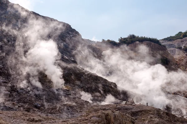 Fumarole og krater vægge inde aktiv vulkan Solfatara Royaltyfrie stock-fotos