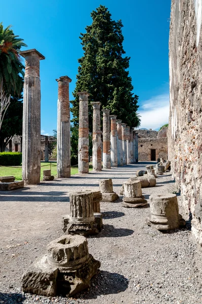 Återstår av kolumner på huset av Faunen i Pompeji Italien. Po — Stockfoto