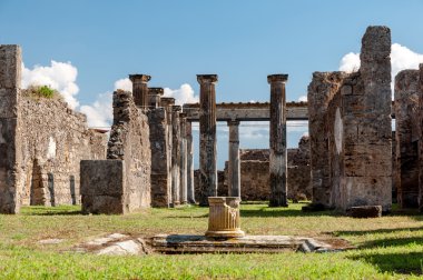 Duvar kalıntıları ve sütunların faun Pompeii Ita içinde evi