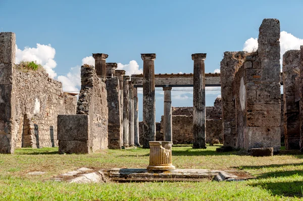 Duvar kalıntıları ve sütunların faun Pompeii Ita içinde evi