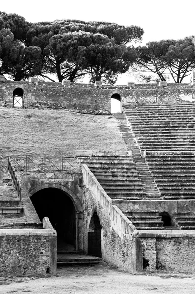 Überreste eines Amphitheaters in Pompeji, Italien — Stockfoto