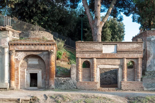 Zbytky cihel hrobů na necropoli Pompeje, Itálie — Stock fotografie