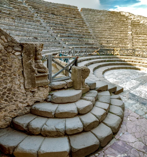 Überreste eines kleinen Theaters in Pompeji, Italien — Stockfoto