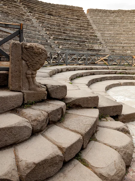 Restos de pequeño teatro en Pompeya, Italia — Foto de Stock