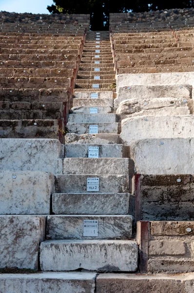 Restos de degraus em grande teatro em Pompeia, Itália — Fotografia de Stock