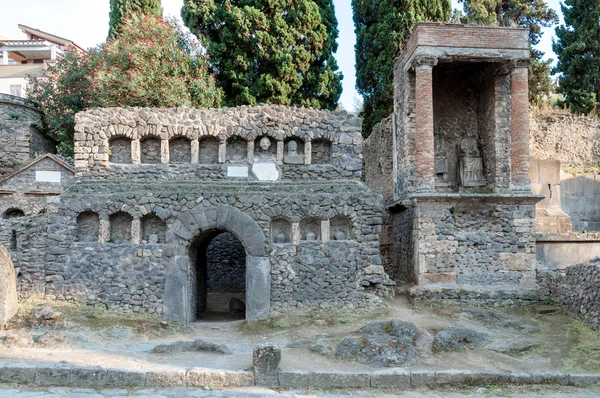 Restos de tumbas de piedra en la necrópolis de Pompeya — Foto de Stock