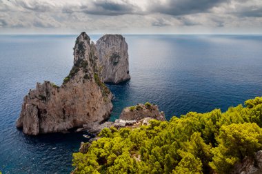 Faraglioni ve Capri fırtınalı gökyüzü ile deniz