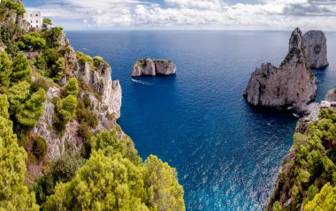 Faraglioni Tiren Denizi ve Capri Adası cliff büyük görünümü
