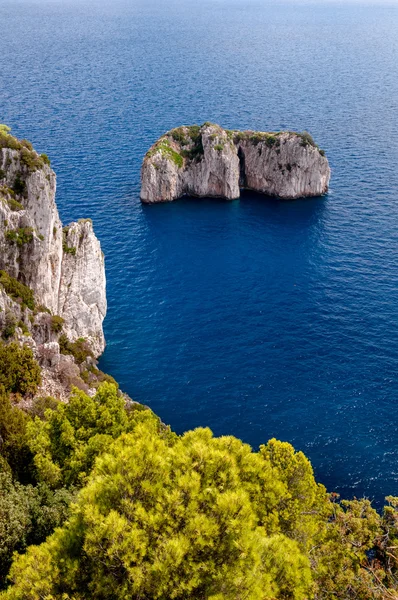 Stone wyspy i klifu na wybrzeżu Capri — Zdjęcie stockowe