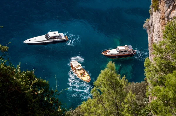 Trzy łodzie zadokowany do sightseing w małej, pięknej zatoce w Capri — Zdjęcie stockowe