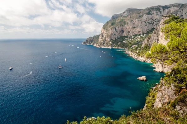 Υπέροχη θέα της Τυρρηνικής Θάλασσας και η Μαρίνα Piccola στο Capri Φωτογραφία Αρχείου