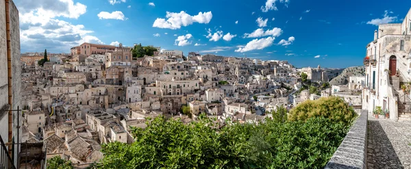 Panoramiczny widok na starożytne miasto Sassi di Matera z Piazza Duomo — Zdjęcie stockowe