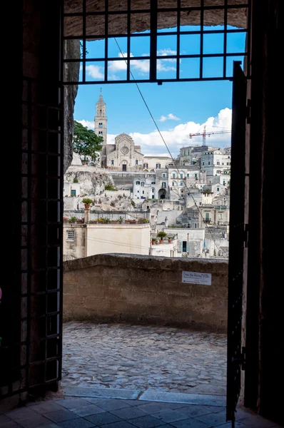 Passage into old Sassi di Matera from Piazza Vittorio Veneto — Stock Photo, Image