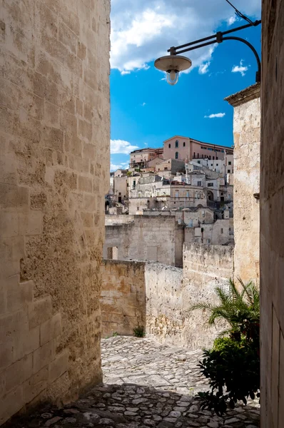 Passage with lantern and view of buildings of Sassi di Matera — Stock Photo, Image