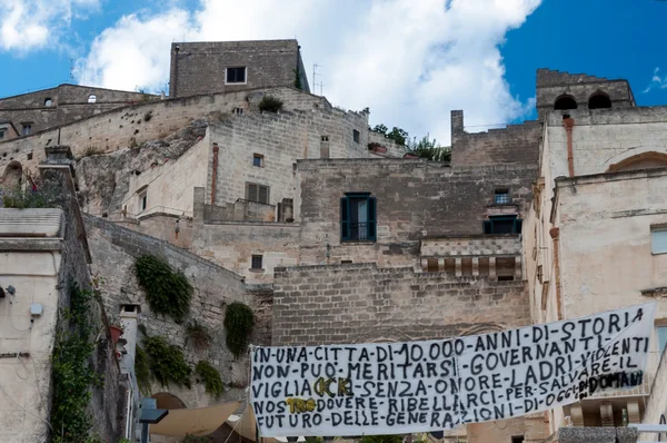 Banner de protesta contra el gobierno en la antigua ciudad de Matera — Foto de Stock