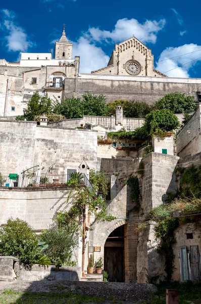 Ulica widok starożytnej miejscowości Sassi di Matera i Duomo — Zdjęcie stockowe