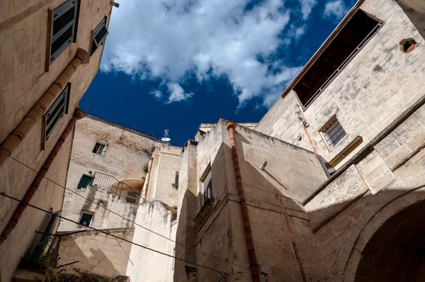 Vista de la calle de los edificios en la antigua ciudad Sassi di Matera — Foto de Stock