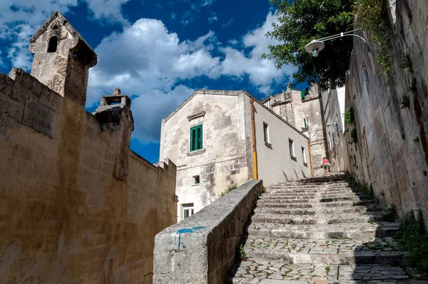 Vista de la calle de las escaleras en la antigua Sassi di Matera — Foto de Stock