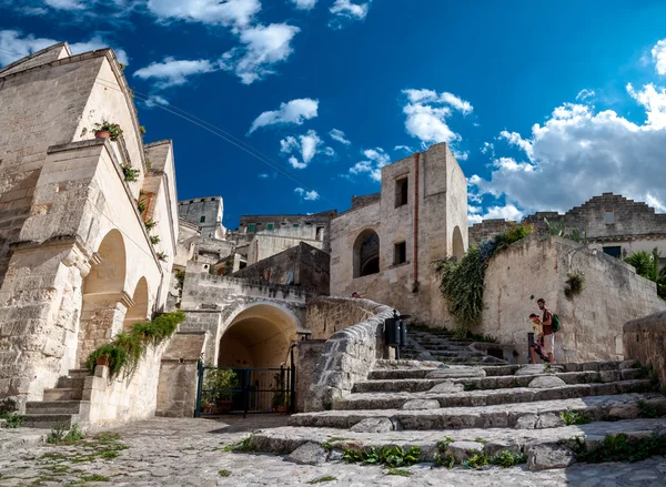 Turystów Odwiedź starożytne miasto Matera Sassi di Matera — Zdjęcie stockowe