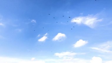 Mavi gökyüzü arka plan güzel bulutlar ile