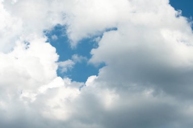 Mavi gökyüzü arka plan güzel bulutlar ile