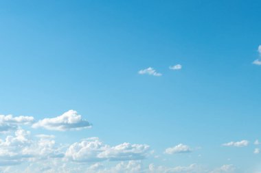 Mavi gökyüzü arka plan güzel bulutlar ile