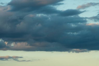 Mavi gökyüzü arka plan güzel bulutlar ile