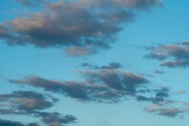 Mavi gökyüzü arka plan güzel bulutlar ile