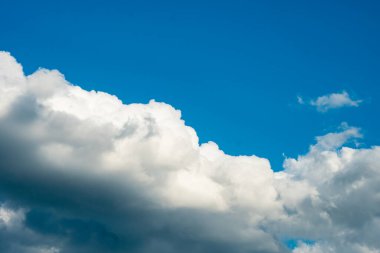 Mavi gökyüzü arka plan güzel bulutlar ile