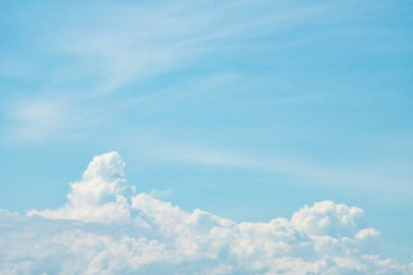 Mavi gökyüzü arka plan güzel bulutlar ile