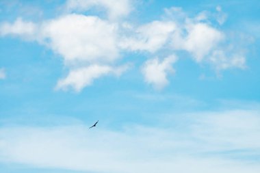 Mavi gökyüzü arka plan güzel bulutlar ile