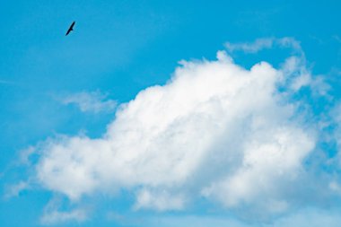 Mavi gökyüzü arka plan güzel bulutlar ile