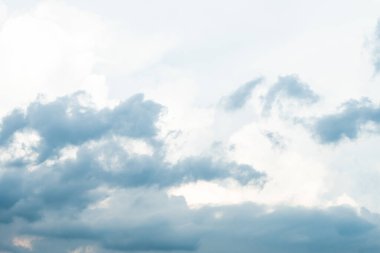 Mavi gökyüzü arka plan güzel bulutlar ile